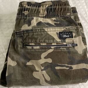 Unisex Child’s Nitrous Black Camo Joggers Size L.